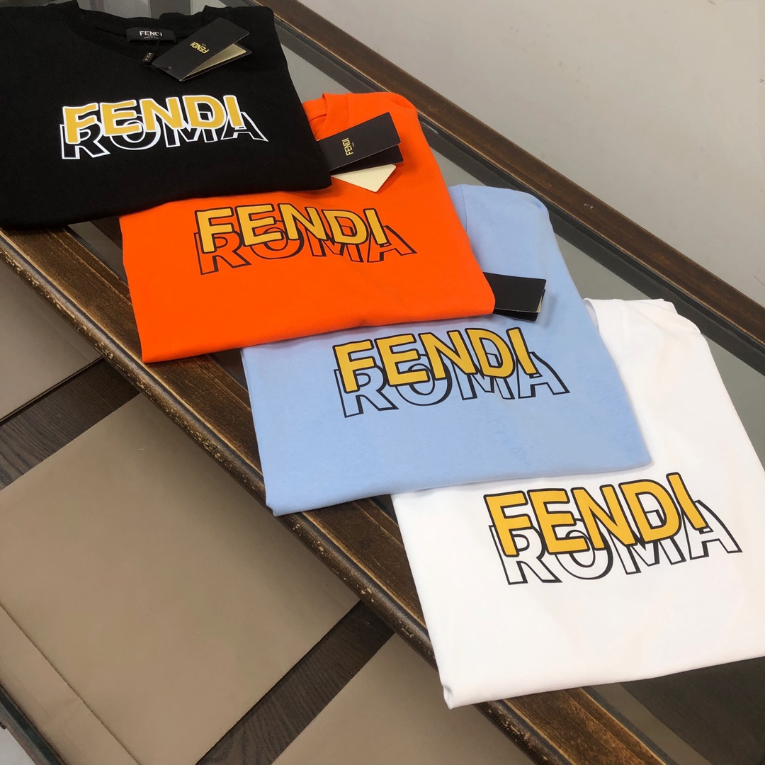 P75 FENDI 芬迪 26SS最新款情侣款圆领短袖 情侣T恤 春夏新品 高品质 🔥🔥时尚百搭潮款 定制进口面料 ！立体重影字母logo印花工艺！穿着舒适 透气 时尚不失个性 上身休闲随性 帅气有型 彰显大牌气质。三标齐全！！ 颜色：黑色 白色 尺码：M-XXXL