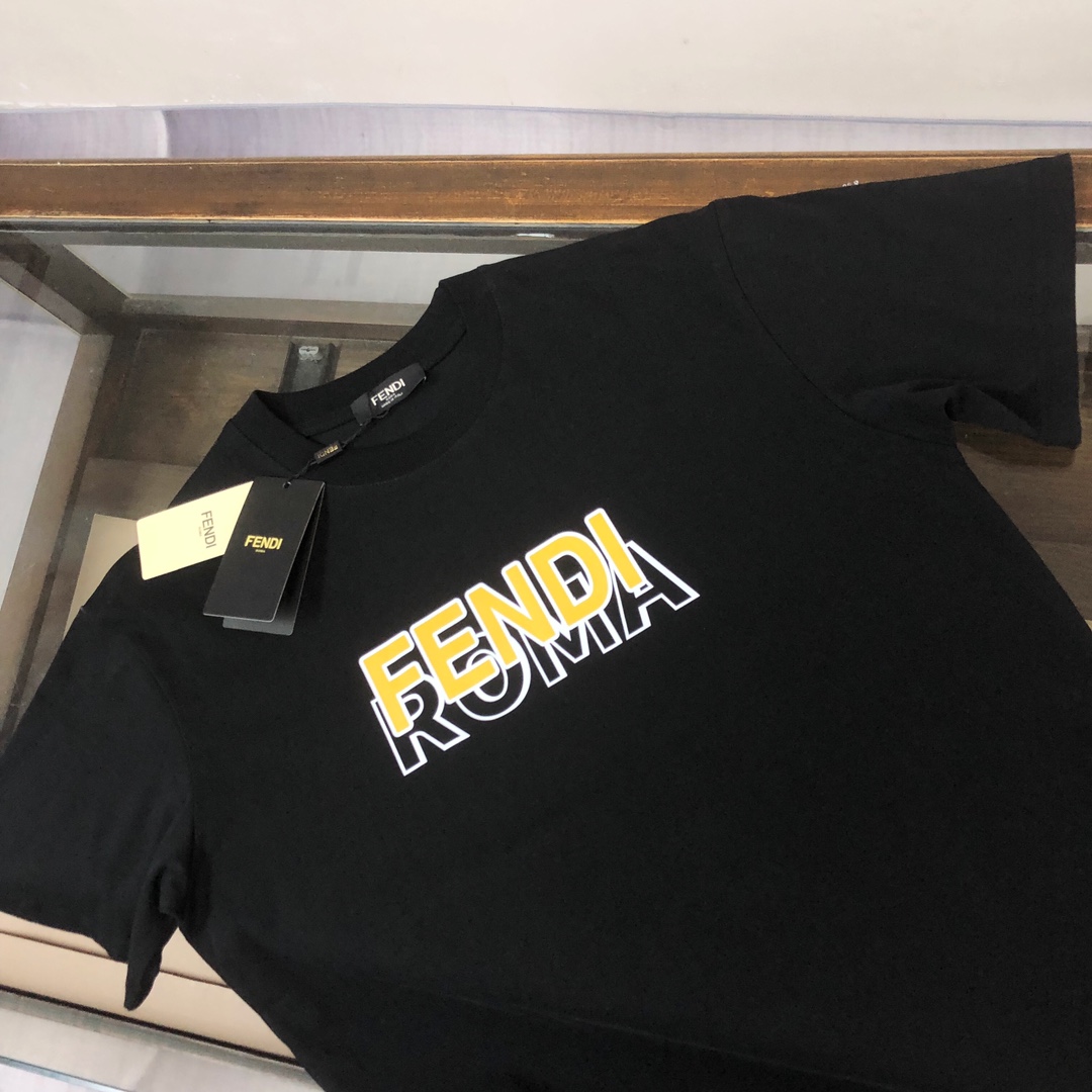 P75 FENDI 芬迪 26SS最新款情侣款圆领短袖 情侣T恤 春夏新品 高品质 🔥🔥时尚百搭潮款 定制进口面料 ！立体重影字母logo印花工艺！穿着舒适 透气 时尚不失个性 上身休闲随性 帅气有型 彰显大牌气质。三标齐全！！ 颜色：黑色 白色 尺码：M-XXXL