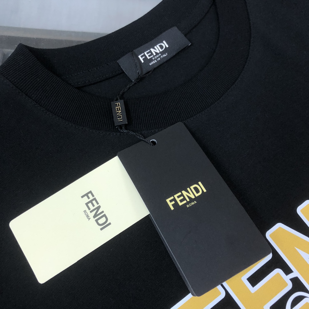 P75 FENDI 芬迪 26SS最新款情侣款圆领短袖 情侣T恤 春夏新品 高品质 🔥🔥时尚百搭潮款 定制进口面料 ！立体重影字母logo印花工艺！穿着舒适 透气 时尚不失个性 上身休闲随性 帅气有型 彰显大牌气质。三标齐全！！ 颜色：黑色 白色 尺码：M-XXXL