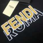 P75 FENDI 芬迪 26SS最新款情侣款圆领短袖 情侣T恤 春夏新品 高品质 🔥🔥时尚百搭潮款 定制进口面料 ！立体重影字母logo印花工艺！穿着舒适 透气 时尚不失个性 上身休闲随性 帅气有型 彰显大牌气质。三标齐全！！ 颜色：黑色 白色 尺码：M-XXXL