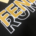 P75 FENDI 芬迪 26SS最新款情侣款圆领短袖 情侣T恤 春夏新品 高品质 🔥🔥时尚百搭潮款 定制进口面料 ！立体重影字母logo印花工艺！穿着舒适 透气 时尚不失个性 上身休闲随性 帅气有型 彰显大牌气质。三标齐全！！ 颜色：黑色 白色 尺码：M-XXXL