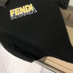 P75 FENDI 芬迪 26SS最新款情侣款圆领短袖 情侣T恤 春夏新品 高品质 🔥🔥时尚百搭潮款 定制进口面料 ！立体重影字母logo印花工艺！穿着舒适 透气 时尚不失个性 上身休闲随性 帅气有型 彰显大牌气质。三标齐全！！ 颜色：黑色 白色 尺码：M-XXXL