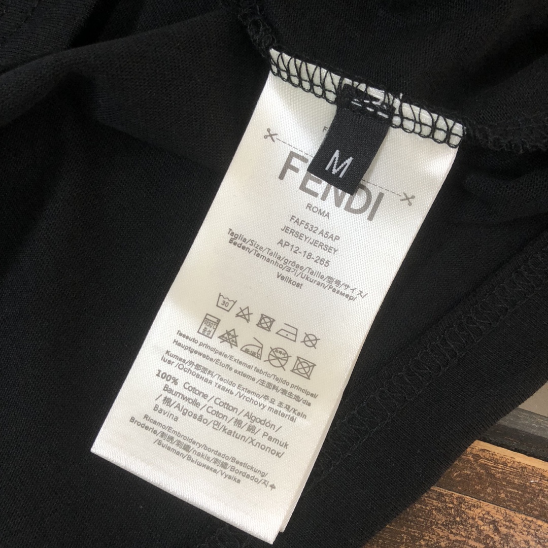 P75 FENDI 芬迪 26SS最新款情侣款圆领短袖 情侣T恤 春夏新品 高品质 🔥🔥时尚百搭潮款 定制进口面料 ！立体重影字母logo印花工艺！穿着舒适 透气 时尚不失个性 上身休闲随性 帅气有型 彰显大牌气质。三标齐全！！ 颜色：黑色 白色 尺码：M-XXXL