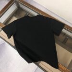 P75 FENDI 芬迪 26SS最新款情侣款圆领短袖 情侣T恤 春夏新品 高品质 🔥🔥时尚百搭潮款 定制进口面料 ！立体重影字母logo印花工艺！穿着舒适 透气 时尚不失个性 上身休闲随性 帅气有型 彰显大牌气质。三标齐全！！ 颜色：黑色 白色 尺码：M-XXXL