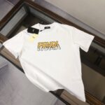 P75 FENDI 芬迪 26SS最新款情侣款圆领短袖 情侣T恤 春夏新品 高品质 🔥🔥时尚百搭潮款 定制进口面料 ！立体重影字母logo印花工艺！穿着舒适 透气 时尚不失个性 上身休闲随性 帅气有型 彰显大牌气质。三标齐全！！ 颜色：黑色 白色 尺码：M-XXXL