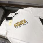 P75 FENDI 芬迪 26SS最新款情侣款圆领短袖 情侣T恤 春夏新品 高品质 🔥🔥时尚百搭潮款 定制进口面料 ！立体重影字母logo印花工艺！穿着舒适 透气 时尚不失个性 上身休闲随性 帅气有型 彰显大牌气质。三标齐全！！ 颜色：黑色 白色 尺码：M-XXXL