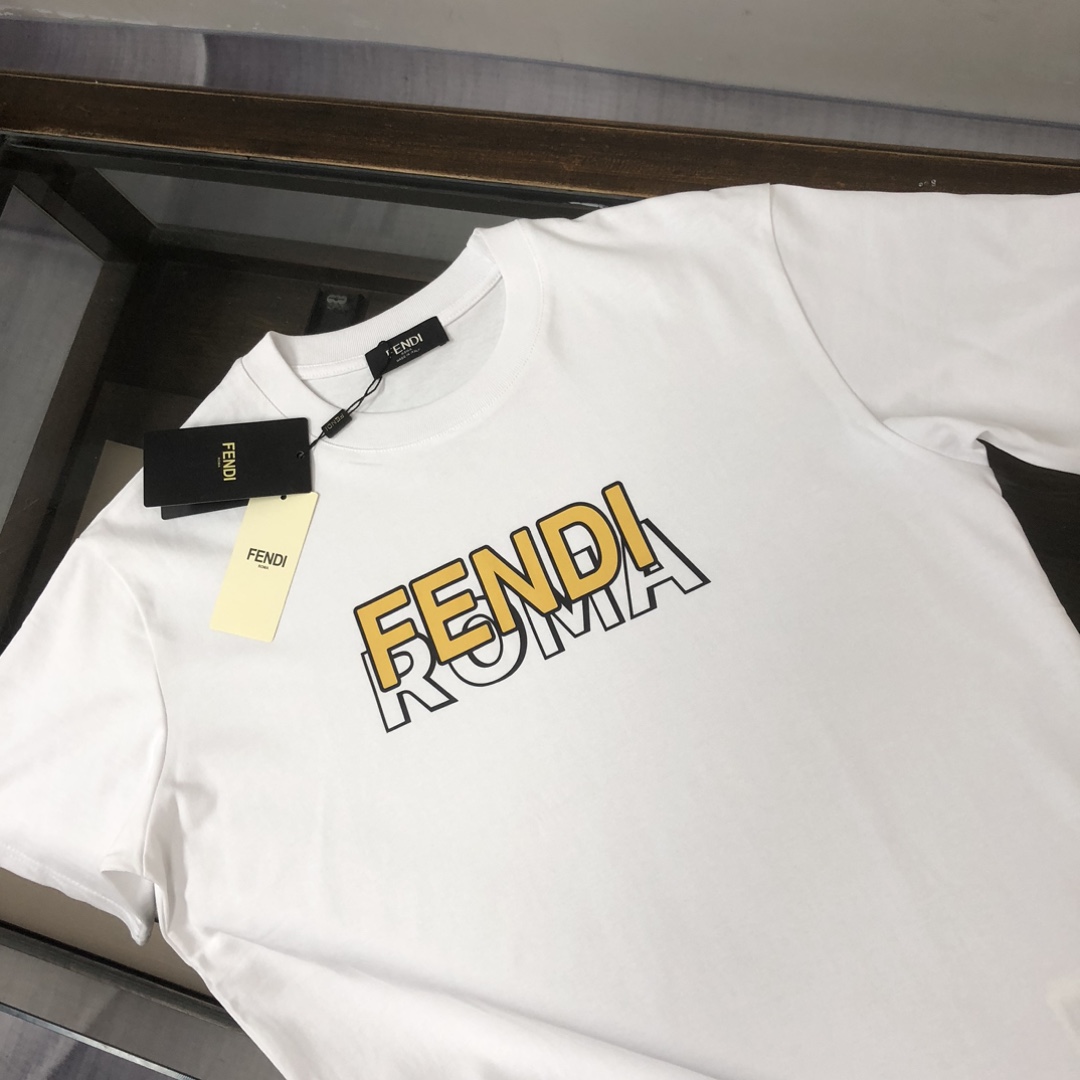 P75 FENDI 芬迪 26SS最新款情侣款圆领短袖 情侣T恤 春夏新品 高品质 🔥🔥时尚百搭潮款 定制进口面料 ！立体重影字母logo印花工艺！穿着舒适 透气 时尚不失个性 上身休闲随性 帅气有型 彰显大牌气质。三标齐全！！ 颜色：黑色 白色 尺码：M-XXXL