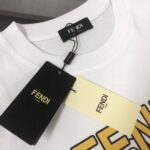 P75 FENDI 芬迪 26SS最新款情侣款圆领短袖 情侣T恤 春夏新品 高品质 🔥🔥时尚百搭潮款 定制进口面料 ！立体重影字母logo印花工艺！穿着舒适 透气 时尚不失个性 上身休闲随性 帅气有型 彰显大牌气质。三标齐全！！ 颜色：黑色 白色 尺码：M-XXXL