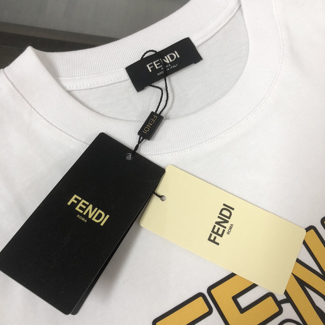 P75 FENDI 芬迪 26SS最新款情侣款圆领短袖 情侣T恤 春夏新品 高品质 🔥🔥时尚百搭潮款 定制进口面料 ！立体重影字母logo印花工艺！穿着舒适 透气 时尚不失个性 上身休闲随性 帅气有型 彰显大牌气质。三标齐全！！ 颜色：黑色 白色 尺码：M-XXXL
