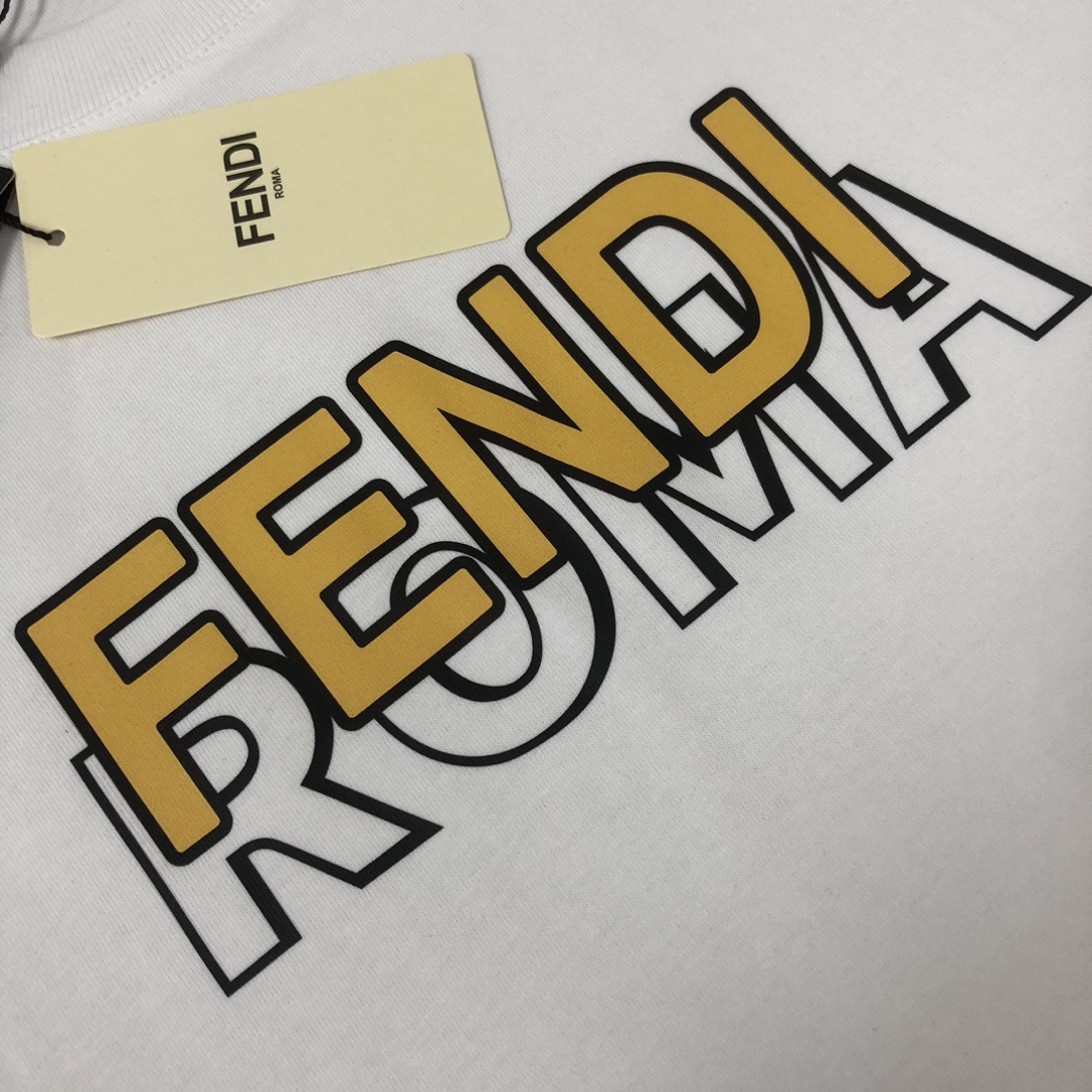 P75 FENDI 芬迪 26SS最新款情侣款圆领短袖 情侣T恤 春夏新品 高品质 🔥🔥时尚百搭潮款 定制进口面料 ！立体重影字母logo印花工艺！穿着舒适 透气 时尚不失个性 上身休闲随性 帅气有型 彰显大牌气质。三标齐全！！ 颜色：黑色 白色 尺码：M-XXXL