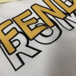 P75 FENDI 芬迪 26SS最新款情侣款圆领短袖 情侣T恤 春夏新品 高品质 🔥🔥时尚百搭潮款 定制进口面料 ！立体重影字母logo印花工艺！穿着舒适 透气 时尚不失个性 上身休闲随性 帅气有型 彰显大牌气质。三标齐全！！ 颜色：黑色 白色 尺码：M-XXXL
