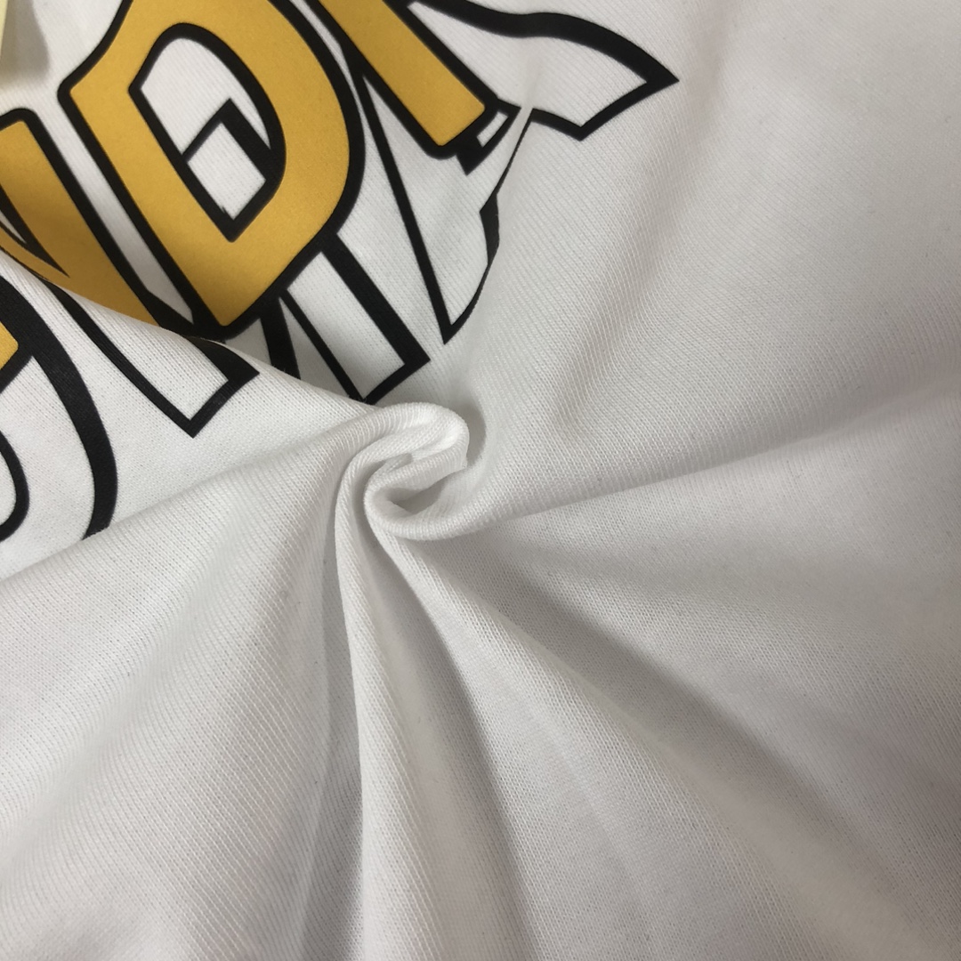P75 FENDI 芬迪 26SS最新款情侣款圆领短袖 情侣T恤 春夏新品 高品质 🔥🔥时尚百搭潮款 定制进口面料 ！立体重影字母logo印花工艺！穿着舒适 透气 时尚不失个性 上身休闲随性 帅气有型 彰显大牌气质。三标齐全！！ 颜色：黑色 白色 尺码：M-XXXL