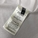 P75 FENDI 芬迪 26SS最新款情侣款圆领短袖 情侣T恤 春夏新品 高品质 🔥🔥时尚百搭潮款 定制进口面料 ！立体重影字母logo印花工艺！穿着舒适 透气 时尚不失个性 上身休闲随性 帅气有型 彰显大牌气质。三标齐全！！ 颜色：黑色 白色 尺码：M-XXXL