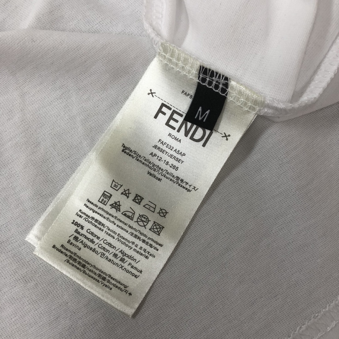 P75 FENDI 芬迪 26SS最新款情侣款圆领短袖 情侣T恤 春夏新品 高品质 🔥🔥时尚百搭潮款 定制进口面料 ！立体重影字母logo印花工艺！穿着舒适 透气 时尚不失个性 上身休闲随性 帅气有型 彰显大牌气质。三标齐全！！ 颜色：黑色 白色 尺码：M-XXXL