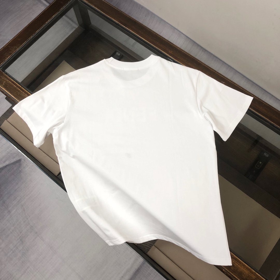 P75 FENDI 芬迪 26SS最新款情侣款圆领短袖 情侣T恤 春夏新品 高品质 🔥🔥时尚百搭潮款 定制进口面料 ！立体重影字母logo印花工艺！穿着舒适 透气 时尚不失个性 上身休闲随性 帅气有型 彰显大牌气质。三标齐全！！ 颜色：黑色 白色 尺码：M-XXXL