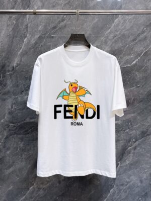 weigou_195536_0_861607f9b3 P70 Fen** 芬迪🆕 新品260克短袖 火爆上市啦 定制顶级优选洗水棉面料 上身舒适度高 专柜同款装饰 轻奢内敛低调奢华 内搭外穿轻松驾驭不挑人 裁剪精细完美 Size:S—XXL