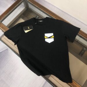 P75 FENDI 芬迪 26SS最新款情侣款圆领短袖 情侣T恤 春夏新品 高品质 🔥🔥时尚百搭潮款 定制进口面料 ！穿着舒适 透气 时尚不失个性 上身休闲随性 帅气有型 彰显大牌气质。三标齐全！！ 颜色：黑色 白色 尺码：M-XXXL