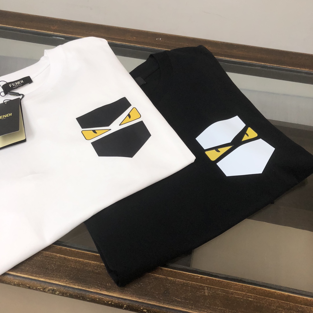 P75 FENDI 芬迪 26SS最新款情侣款圆领短袖 情侣T恤 春夏新品 高品质 🔥🔥时尚百搭潮款 定制进口面料 ！穿着舒适 透气 时尚不失个性 上身休闲随性 帅气有型 彰显大牌气质。三标齐全！！ 颜色：黑色 白色 尺码：M-XXXL