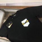 P75 FENDI 芬迪 26SS最新款情侣款圆领短袖 情侣T恤 春夏新品 高品质 🔥🔥时尚百搭潮款 定制进口面料 ！穿着舒适 透气 时尚不失个性 上身休闲随性 帅气有型 彰显大牌气质。三标齐全！！ 颜色：黑色 白色 尺码：M-XXXL