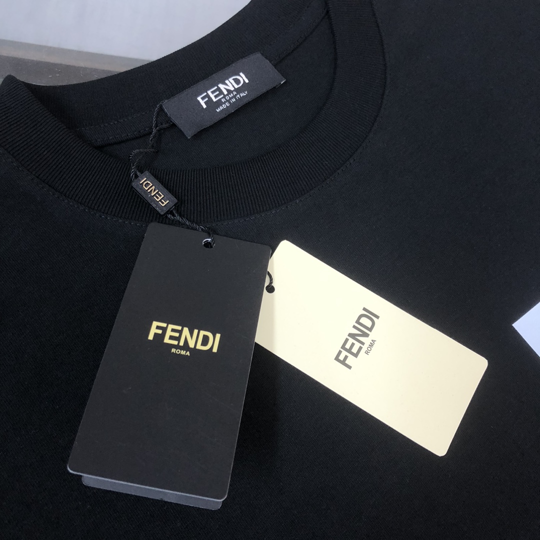 P75 FENDI 芬迪 26SS最新款情侣款圆领短袖 情侣T恤 春夏新品 高品质 🔥🔥时尚百搭潮款 定制进口面料 ！穿着舒适 透气 时尚不失个性 上身休闲随性 帅气有型 彰显大牌气质。三标齐全！！ 颜色：黑色 白色 尺码：M-XXXL