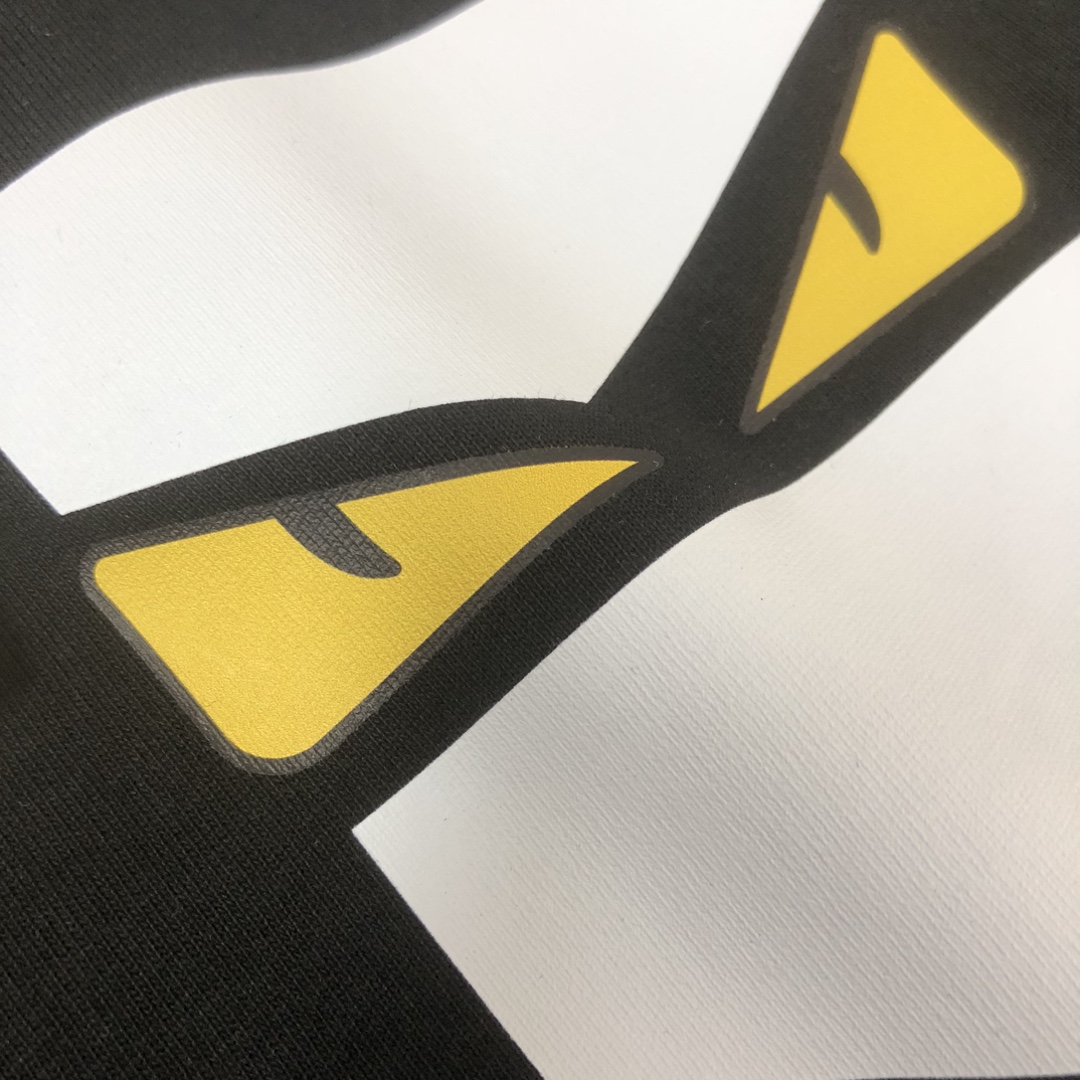 P75 FENDI 芬迪 26SS最新款情侣款圆领短袖 情侣T恤 春夏新品 高品质 🔥🔥时尚百搭潮款 定制进口面料 ！穿着舒适 透气 时尚不失个性 上身休闲随性 帅气有型 彰显大牌气质。三标齐全！！ 颜色：黑色 白色 尺码：M-XXXL