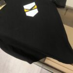 P75 FENDI 芬迪 26SS最新款情侣款圆领短袖 情侣T恤 春夏新品 高品质 🔥🔥时尚百搭潮款 定制进口面料 ！穿着舒适 透气 时尚不失个性 上身休闲随性 帅气有型 彰显大牌气质。三标齐全！！ 颜色：黑色 白色 尺码：M-XXXL
