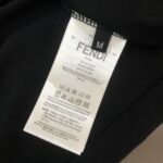 P75 FENDI 芬迪 26SS最新款情侣款圆领短袖 情侣T恤 春夏新品 高品质 🔥🔥时尚百搭潮款 定制进口面料 ！穿着舒适 透气 时尚不失个性 上身休闲随性 帅气有型 彰显大牌气质。三标齐全！！ 颜色：黑色 白色 尺码：M-XXXL