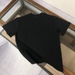 P75 FENDI 芬迪 26SS最新款情侣款圆领短袖 情侣T恤 春夏新品 高品质 🔥🔥时尚百搭潮款 定制进口面料 ！穿着舒适 透气 时尚不失个性 上身休闲随性 帅气有型 彰显大牌气质。三标齐全！！ 颜色：黑色 白色 尺码：M-XXXL