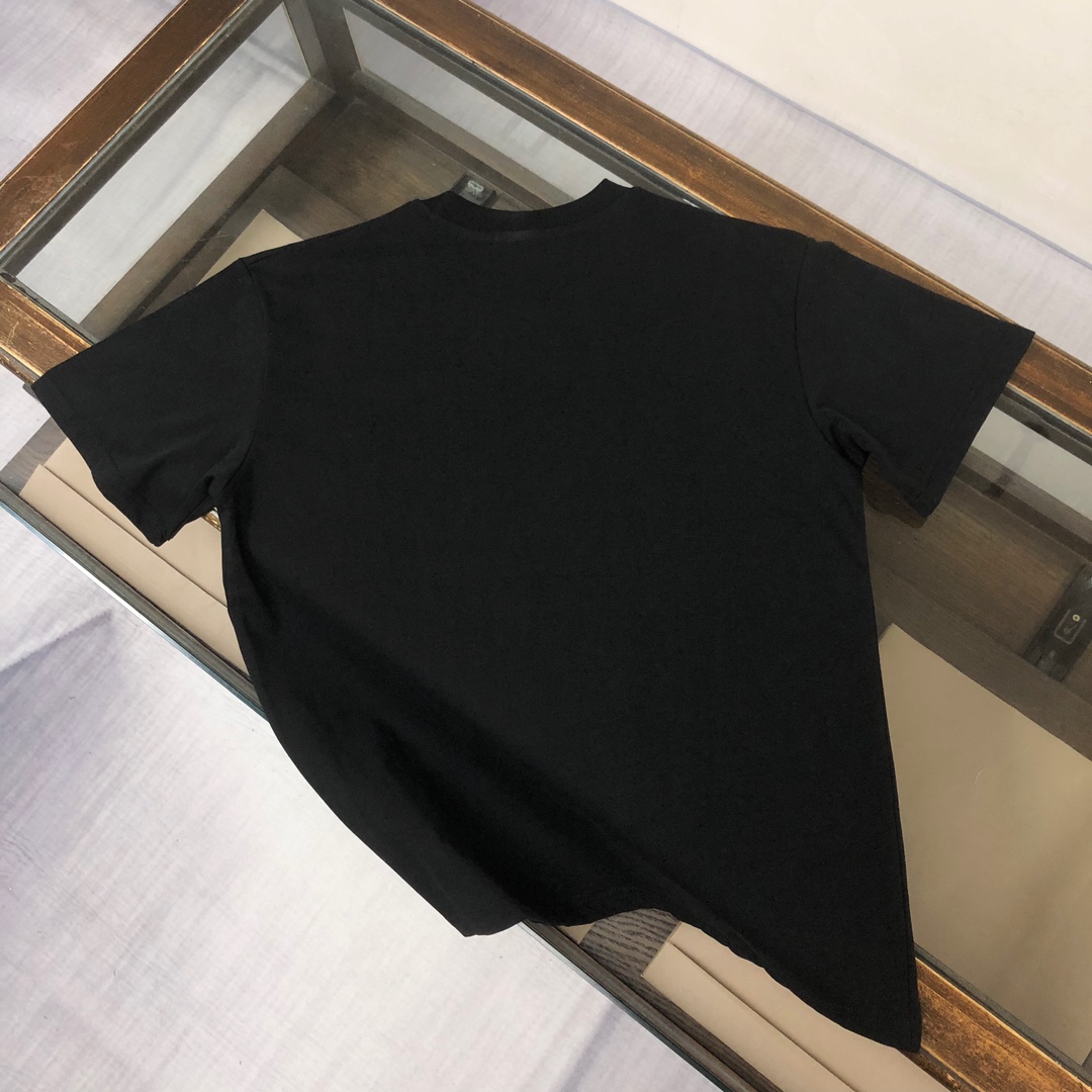 P75 FENDI 芬迪 26SS最新款情侣款圆领短袖 情侣T恤 春夏新品 高品质 🔥🔥时尚百搭潮款 定制进口面料 ！穿着舒适 透气 时尚不失个性 上身休闲随性 帅气有型 彰显大牌气质。三标齐全！！ 颜色：黑色 白色 尺码：M-XXXL