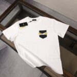 P75 FENDI 芬迪 26SS最新款情侣款圆领短袖 情侣T恤 春夏新品 高品质 🔥🔥时尚百搭潮款 定制进口面料 ！穿着舒适 透气 时尚不失个性 上身休闲随性 帅气有型 彰显大牌气质。三标齐全！！ 颜色：黑色 白色 尺码：M-XXXL
