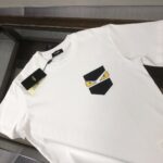 P75 FENDI 芬迪 26SS最新款情侣款圆领短袖 情侣T恤 春夏新品 高品质 🔥🔥时尚百搭潮款 定制进口面料 ！穿着舒适 透气 时尚不失个性 上身休闲随性 帅气有型 彰显大牌气质。三标齐全！！ 颜色：黑色 白色 尺码：M-XXXL