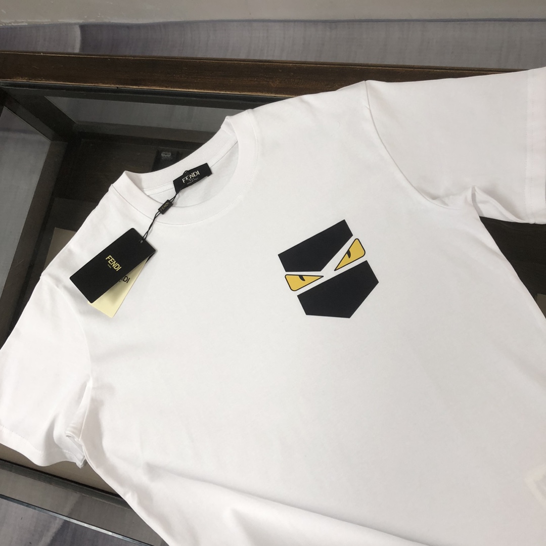P75 FENDI 芬迪 26SS最新款情侣款圆领短袖 情侣T恤 春夏新品 高品质 🔥🔥时尚百搭潮款 定制进口面料 ！穿着舒适 透气 时尚不失个性 上身休闲随性 帅气有型 彰显大牌气质。三标齐全！！ 颜色：黑色 白色 尺码：M-XXXL