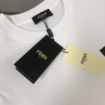P75 FENDI 芬迪 26SS最新款情侣款圆领短袖 情侣T恤 春夏新品 高品质 🔥🔥时尚百搭潮款 定制进口面料 ！穿着舒适 透气 时尚不失个性 上身休闲随性 帅气有型 彰显大牌气质。三标齐全！！ 颜色：黑色 白色 尺码：M-XXXL