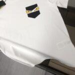 P75 FENDI 芬迪 26SS最新款情侣款圆领短袖 情侣T恤 春夏新品 高品质 🔥🔥时尚百搭潮款 定制进口面料 ！穿着舒适 透气 时尚不失个性 上身休闲随性 帅气有型 彰显大牌气质。三标齐全！！ 颜色：黑色 白色 尺码：M-XXXL