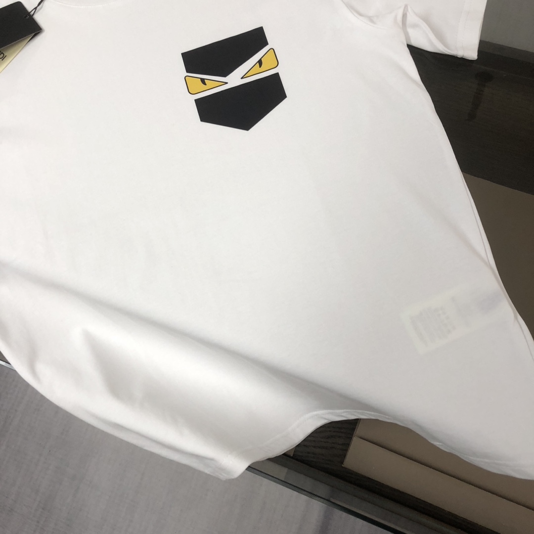 P75 FENDI 芬迪 26SS最新款情侣款圆领短袖 情侣T恤 春夏新品 高品质 🔥🔥时尚百搭潮款 定制进口面料 ！穿着舒适 透气 时尚不失个性 上身休闲随性 帅气有型 彰显大牌气质。三标齐全！！ 颜色：黑色 白色 尺码：M-XXXL