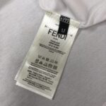 P75 FENDI 芬迪 26SS最新款情侣款圆领短袖 情侣T恤 春夏新品 高品质 🔥🔥时尚百搭潮款 定制进口面料 ！穿着舒适 透气 时尚不失个性 上身休闲随性 帅气有型 彰显大牌气质。三标齐全！！ 颜色：黑色 白色 尺码：M-XXXL