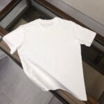 P75 FENDI 芬迪 26SS最新款情侣款圆领短袖 情侣T恤 春夏新品 高品质 🔥🔥时尚百搭潮款 定制进口面料 ！穿着舒适 透气 时尚不失个性 上身休闲随性 帅气有型 彰显大牌气质。三标齐全！！ 颜色：黑色 白色 尺码：M-XXXL