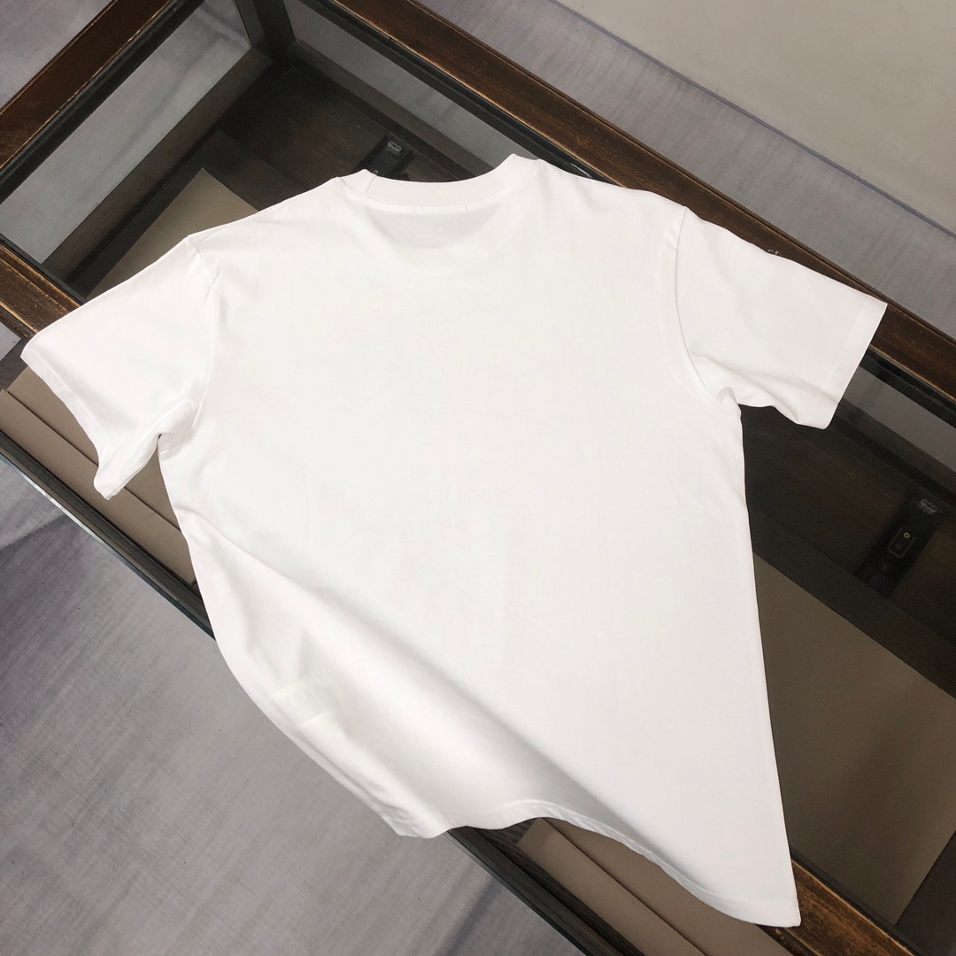 P75 FENDI 芬迪 26SS最新款情侣款圆领短袖 情侣T恤 春夏新品 高品质 🔥🔥时尚百搭潮款 定制进口面料 ！穿着舒适 透气 时尚不失个性 上身休闲随性 帅气有型 彰显大牌气质。三标齐全！！ 颜色：黑色 白色 尺码：M-XXXL