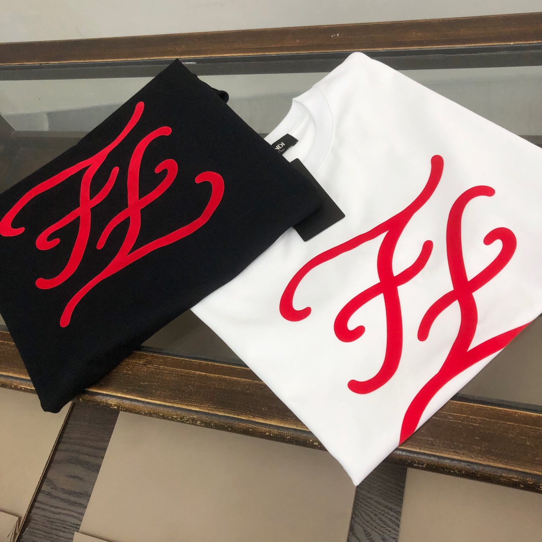 P75 FENDI 芬迪 26SS新品，情侣款T恤，时尚休闲圆领短袖，采用进口原版科技面料，顶级印花工艺图案logo，独特设计，档次极高，舒适透气，上身时尚帅气，三标齐全👍 颜色：黑色 白色 码数：M-XXXL