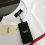 P75 FENDI 芬迪 26SS新品，情侣款T恤，时尚休闲圆领短袖，采用进口原版科技面料，顶级印花工艺图案logo，独特设计，档次极高，舒适透气，上身时尚帅气，三标齐全👍 颜色：黑色 白色 码数：M-XXXL