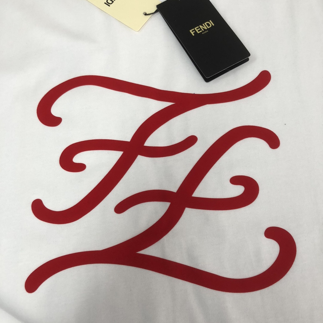 P75 FENDI 芬迪 26SS新品，情侣款T恤，时尚休闲圆领短袖，采用进口原版科技面料，顶级印花工艺图案logo，独特设计，档次极高，舒适透气，上身时尚帅气，三标齐全👍 颜色：黑色 白色 码数：M-XXXL