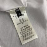 P75 FENDI 芬迪 26SS新品，情侣款T恤，时尚休闲圆领短袖，采用进口原版科技面料，顶级印花工艺图案logo，独特设计，档次极高，舒适透气，上身时尚帅气，三标齐全👍 颜色：黑色 白色 码数：M-XXXL