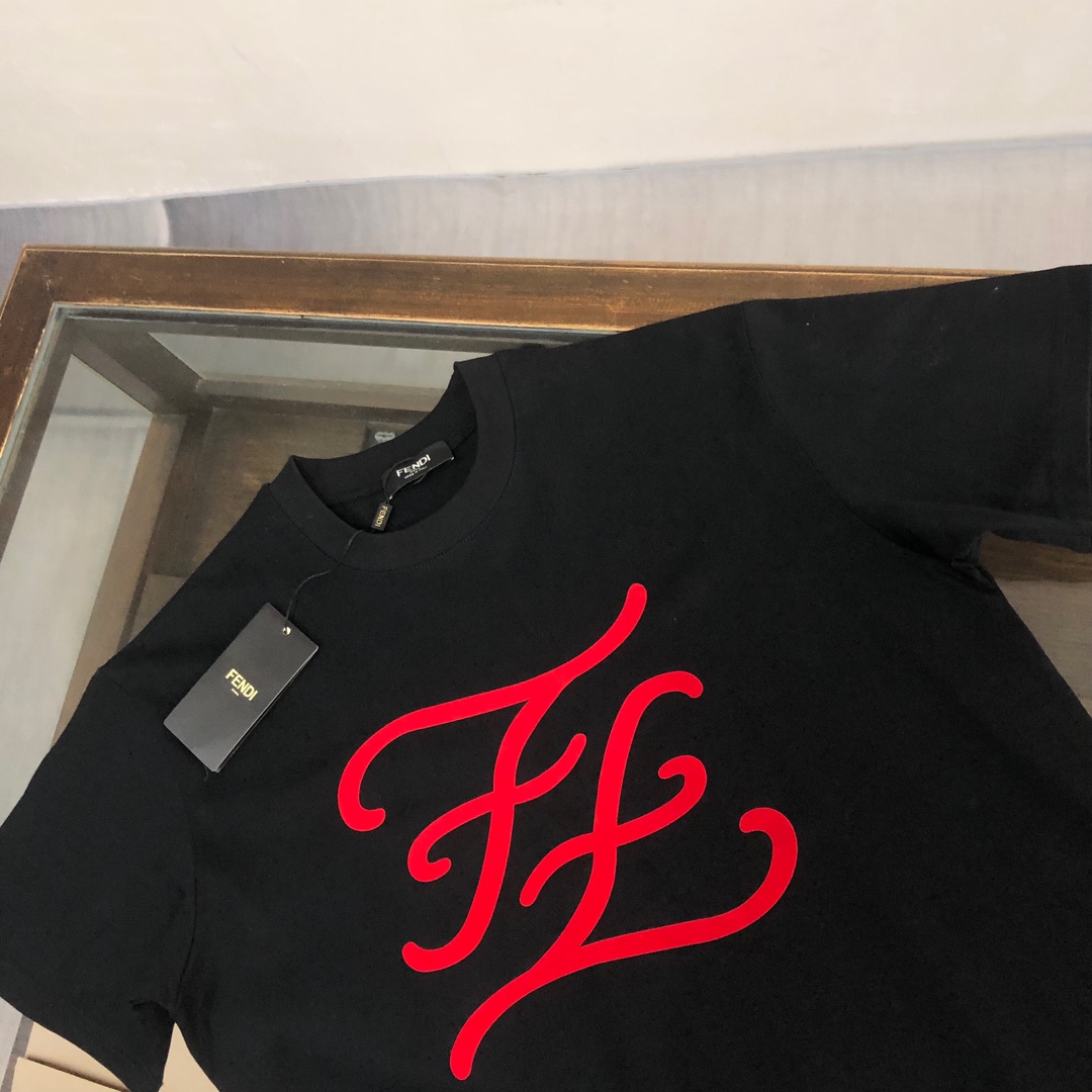 P75 FENDI 芬迪 26SS新品，情侣款T恤，时尚休闲圆领短袖，采用进口原版科技面料，顶级印花工艺图案logo，独特设计，档次极高，舒适透气，上身时尚帅气，三标齐全👍 颜色：黑色 白色 码数：M-XXXL