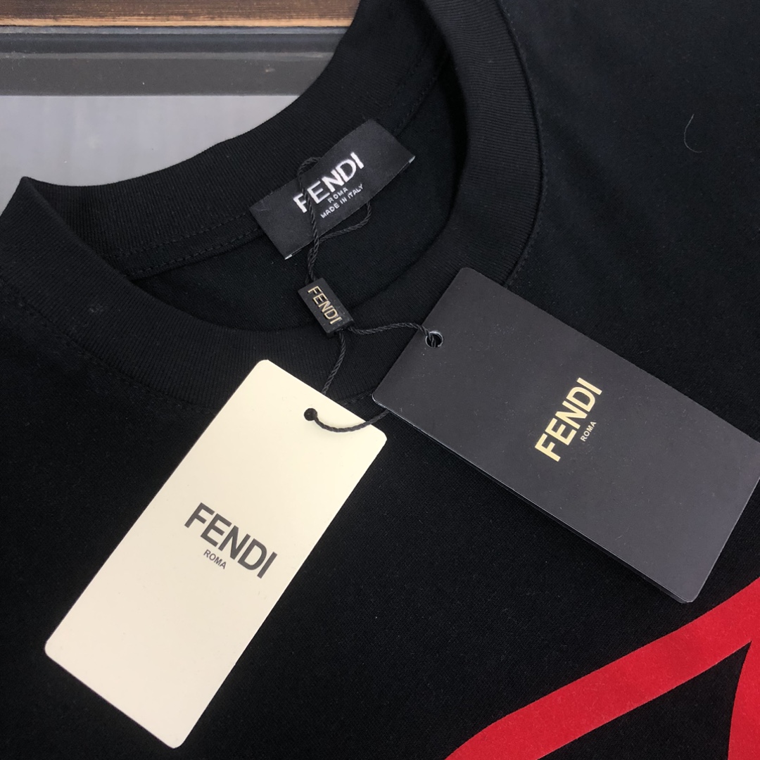 P75 FENDI 芬迪 26SS新品，情侣款T恤，时尚休闲圆领短袖，采用进口原版科技面料，顶级印花工艺图案logo，独特设计，档次极高，舒适透气，上身时尚帅气，三标齐全👍 颜色：黑色 白色 码数：M-XXXL