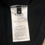 P75 FENDI 芬迪 26SS新品，情侣款T恤，时尚休闲圆领短袖，采用进口原版科技面料，顶级印花工艺图案logo，独特设计，档次极高，舒适透气，上身时尚帅气，三标齐全👍 颜色：黑色 白色 码数：M-XXXL