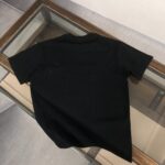 P75 FENDI 芬迪 26SS新品，情侣款T恤，时尚休闲圆领短袖，采用进口原版科技面料，顶级印花工艺图案logo，独特设计，档次极高，舒适透气，上身时尚帅气，三标齐全👍 颜色：黑色 白色 码数：M-XXXL