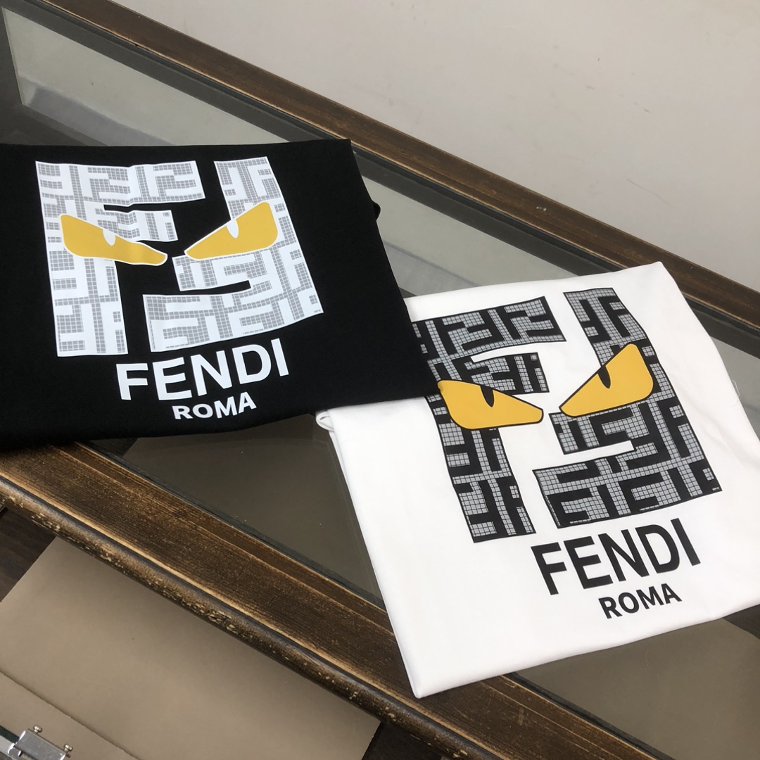 P75 FENDI 芬迪 26SS最新款情侣款圆领短袖 情侣T恤 春夏新品 高品质 🔥🔥时尚百搭潮款 定制进口面料 ！穿着舒适 透气 时尚不失个性 上身休闲随性 帅气有型 彰显大牌气质。三标齐全！！ 颜色：黑色 白色 尺码：M-XXXL