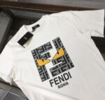 P75 FENDI 芬迪 26SS最新款情侣款圆领短袖 情侣T恤 春夏新品 高品质 🔥🔥时尚百搭潮款 定制进口面料 ！穿着舒适 透气 时尚不失个性 上身休闲随性 帅气有型 彰显大牌气质。三标齐全！！ 颜色：黑色 白色 尺码：M-XXXL