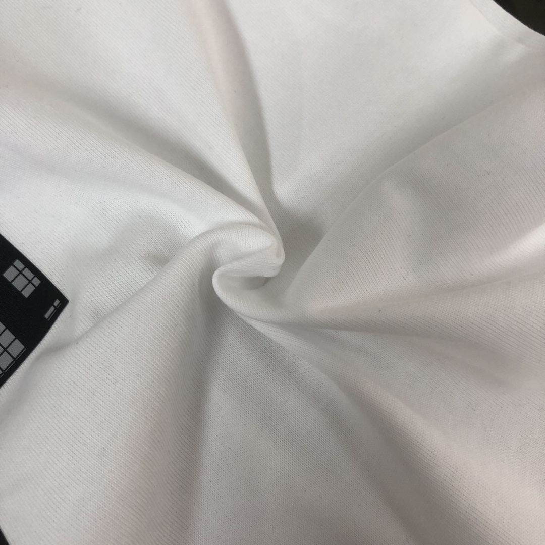 P75 FENDI 芬迪 26SS最新款情侣款圆领短袖 情侣T恤 春夏新品 高品质 🔥🔥时尚百搭潮款 定制进口面料 ！穿着舒适 透气 时尚不失个性 上身休闲随性 帅气有型 彰显大牌气质。三标齐全！！ 颜色：黑色 白色 尺码：M-XXXL