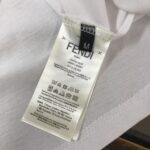 P75 FENDI 芬迪 26SS最新款情侣款圆领短袖 情侣T恤 春夏新品 高品质 🔥🔥时尚百搭潮款 定制进口面料 ！穿着舒适 透气 时尚不失个性 上身休闲随性 帅气有型 彰显大牌气质。三标齐全！！ 颜色：黑色 白色 尺码：M-XXXL
